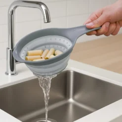 Colino salvaspazio pieghevole grigio con manico